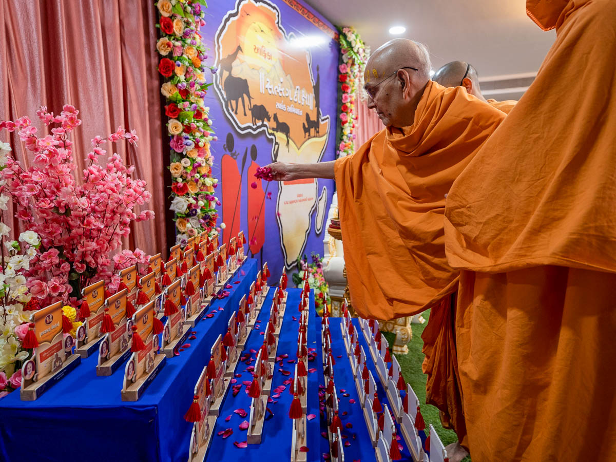 Swamishri sanctifies trophies