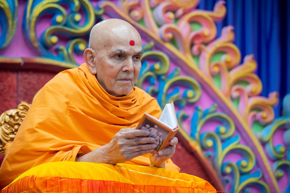 Swamishri listens to the daily prayer