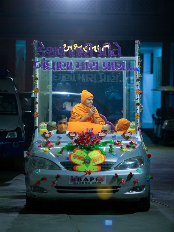 Param Pujya Mahant Swami Maharaj on his way to perform his daily puja