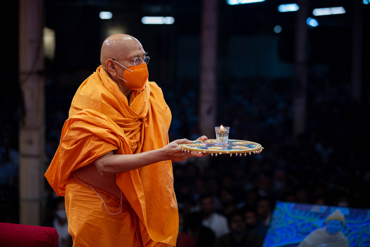 Pujya Tyagvallabh Swami performs the arti