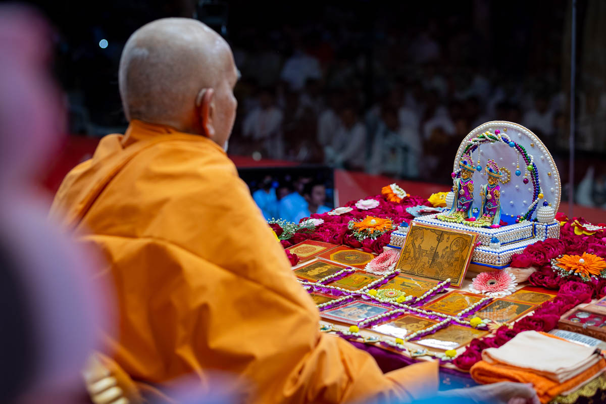 Harikrishna Maharaj and Shri Gunatitanand Swami in Swamishri's daily puja