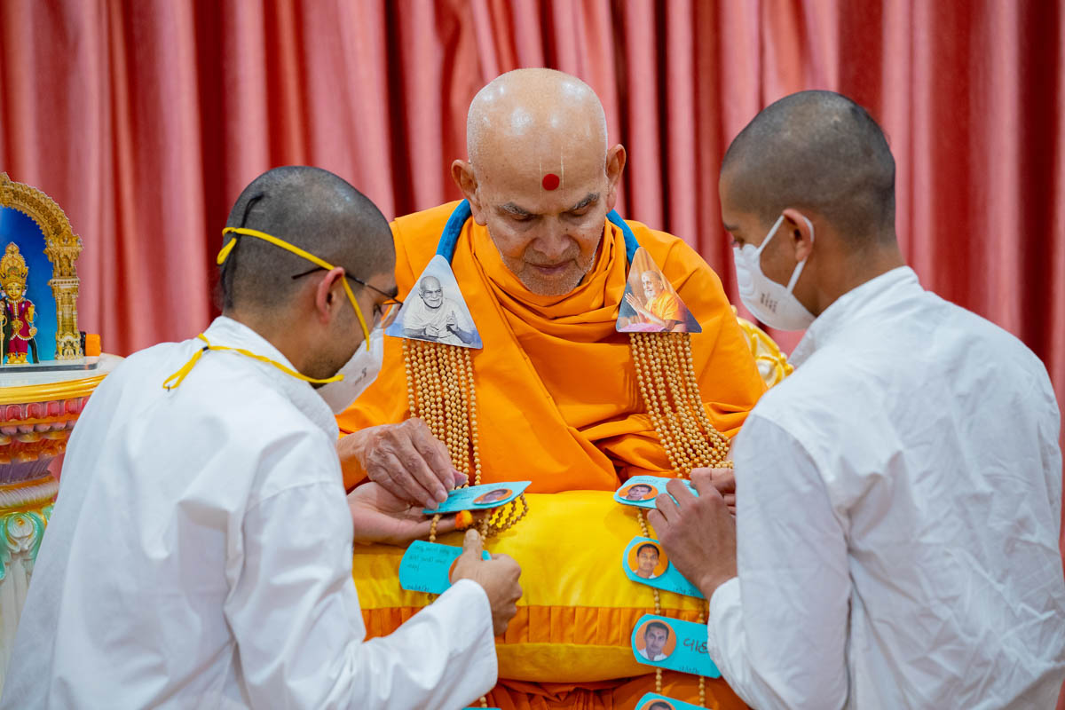 Sadhaks honor Swamishri with a garland