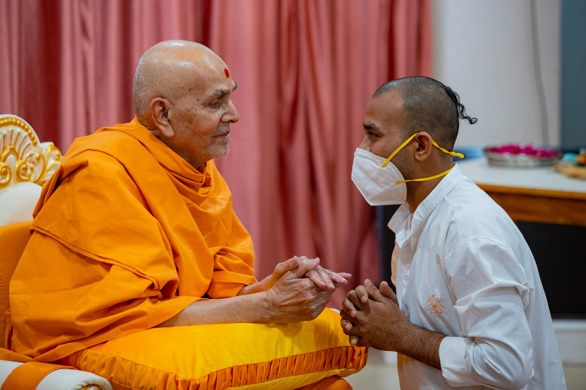 Swamishri in conversation with a sadhak