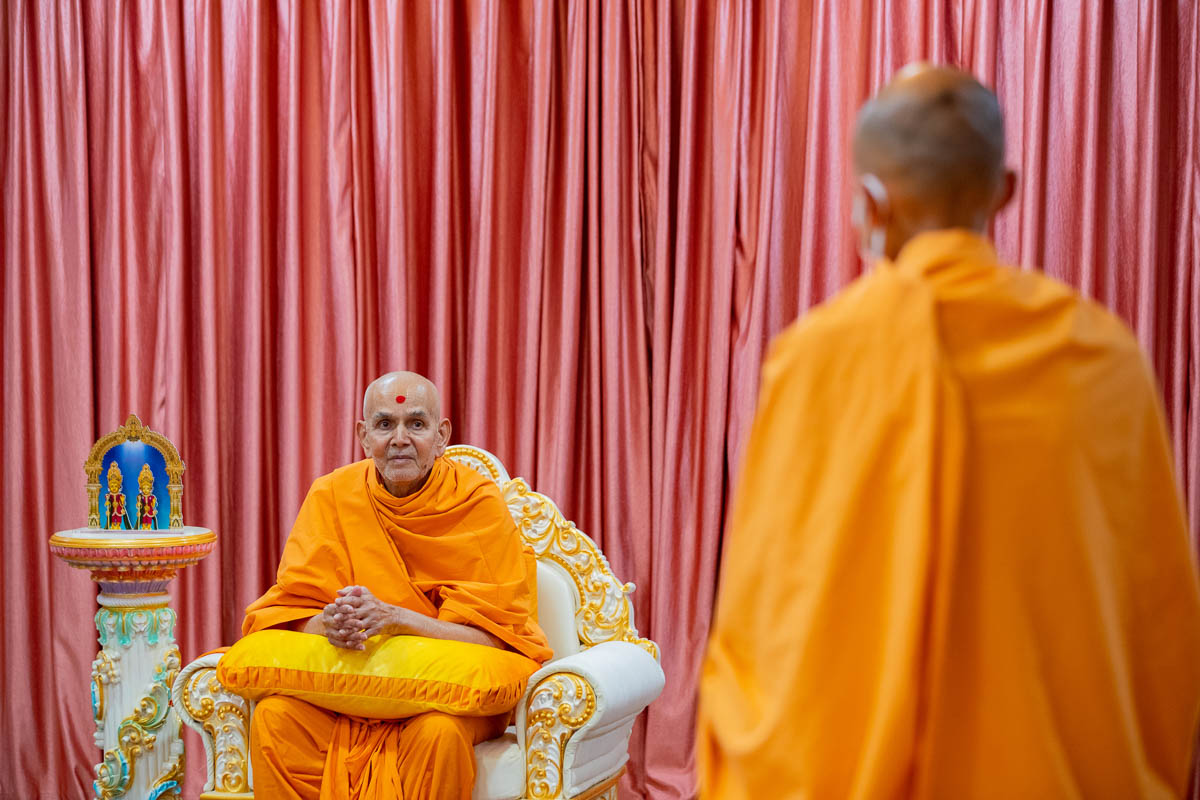 Swamishri in conversation with a sadhu