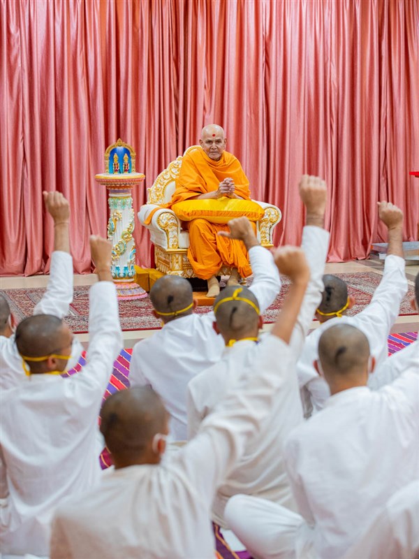 Sadhaks hail 'Swaminarayan Bhagwan ni jai'