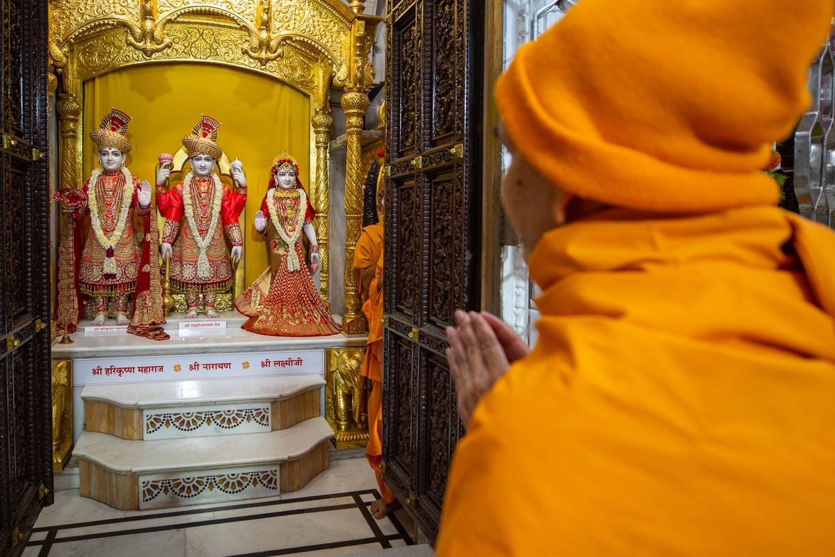 Swamishri engrossed in darshan of Shri Harikrishna Maharaj and Shri Lakshmi-Narayan Dev