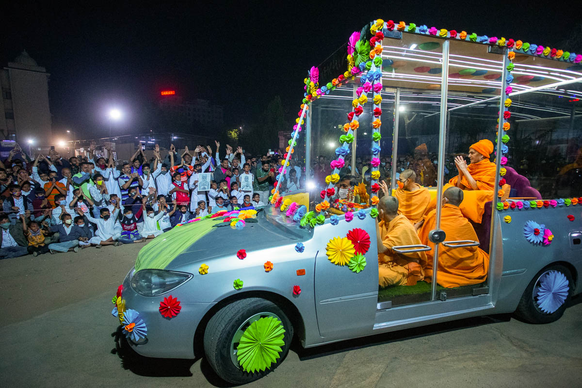Swamishri on his way to the evening satsang assembly