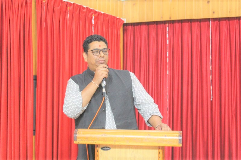 Dr. Mithun Khandwala, the Academic Director of BAPS Swaminarayan, addressing to students