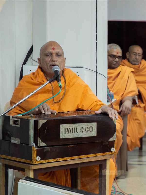Yagneshwar Swami sings a kirtan in Swamishri's daily puja