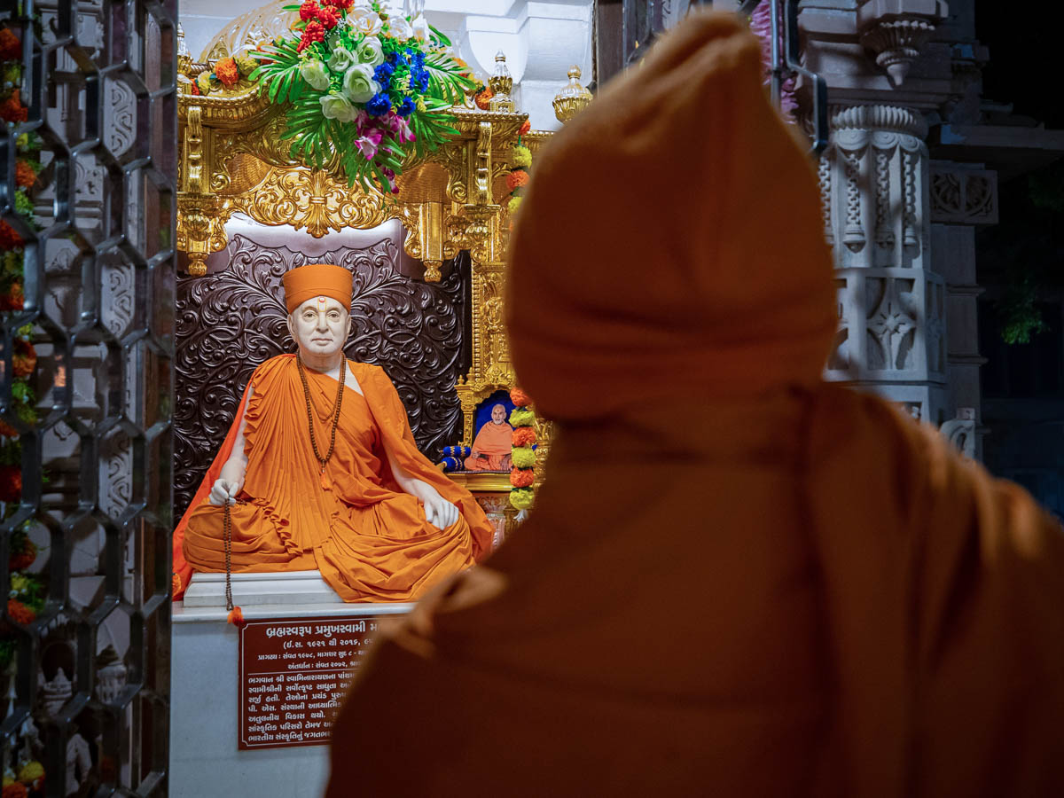 Swamishri engrossed in darshan of Brahmaswarup Pramukh Swami Maharaj in the evening