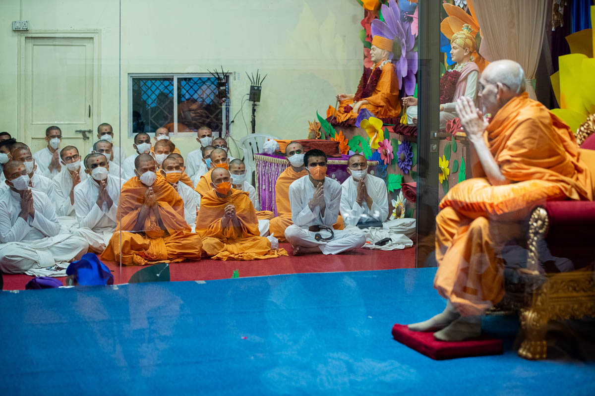 Sadhus and sadhaks doing darshan of Swamishri
