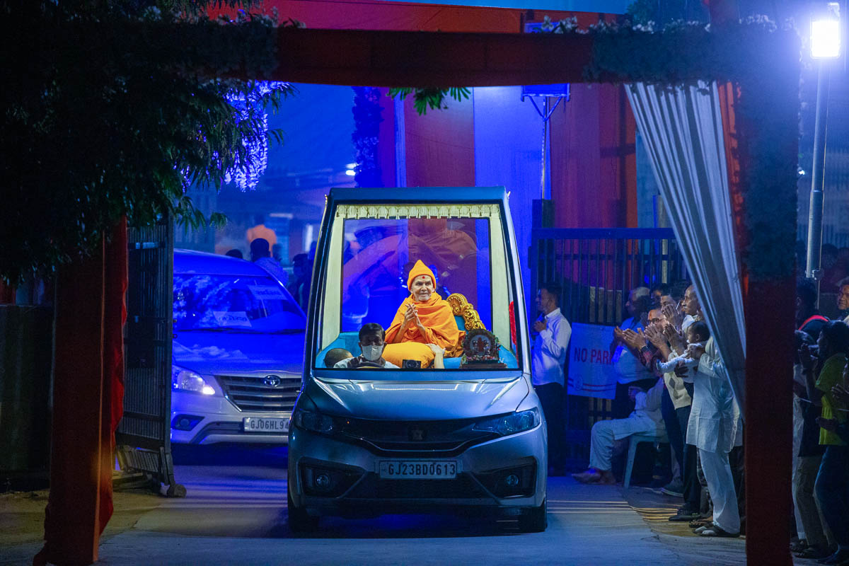 Swamishri on his way for the evening assembly