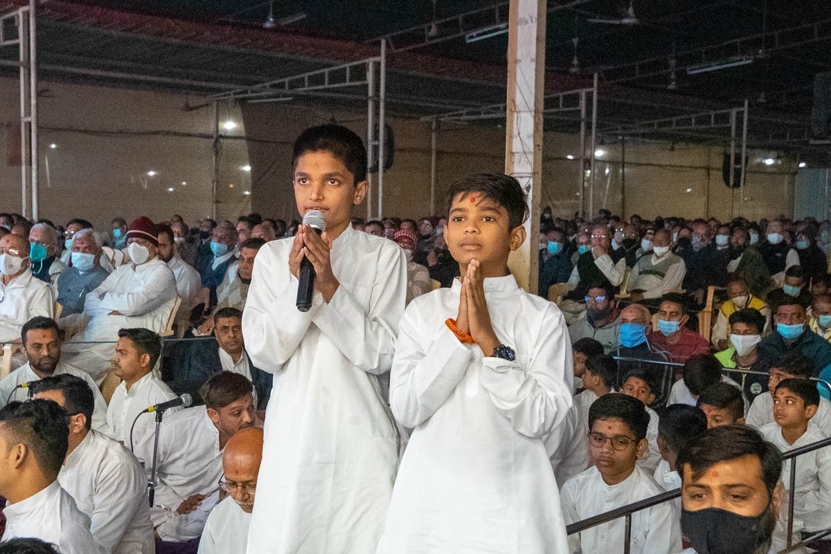 Children present in Swamishri's puja