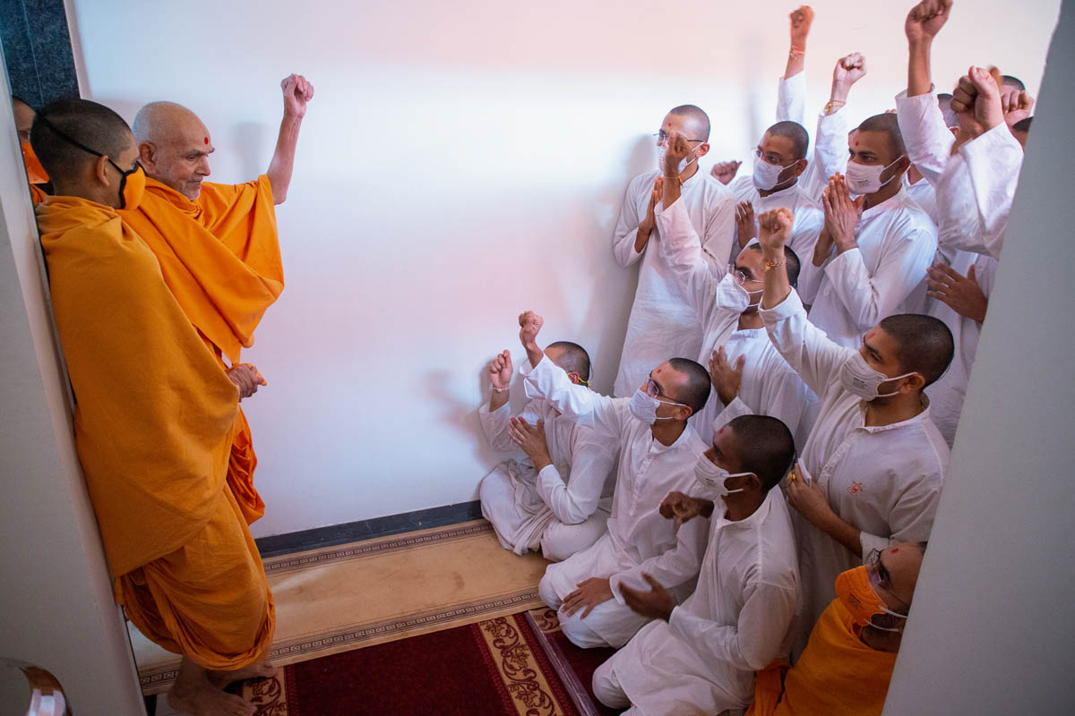 Swamishri and sadhaks hail 'Swaminarayan Bhagwan ni jai'