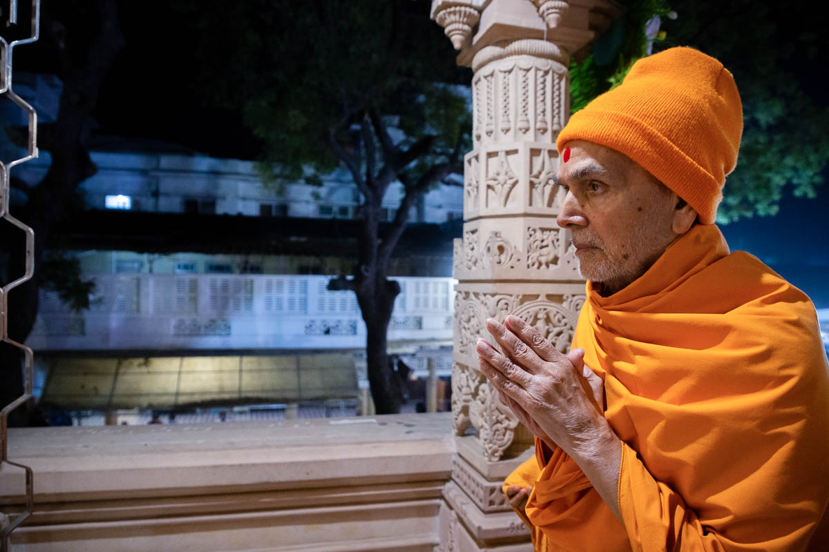 Swamishri engrossed in darshan in the evening