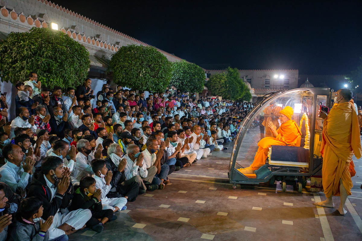 Devotees doing darshan of Swamishri in the evening