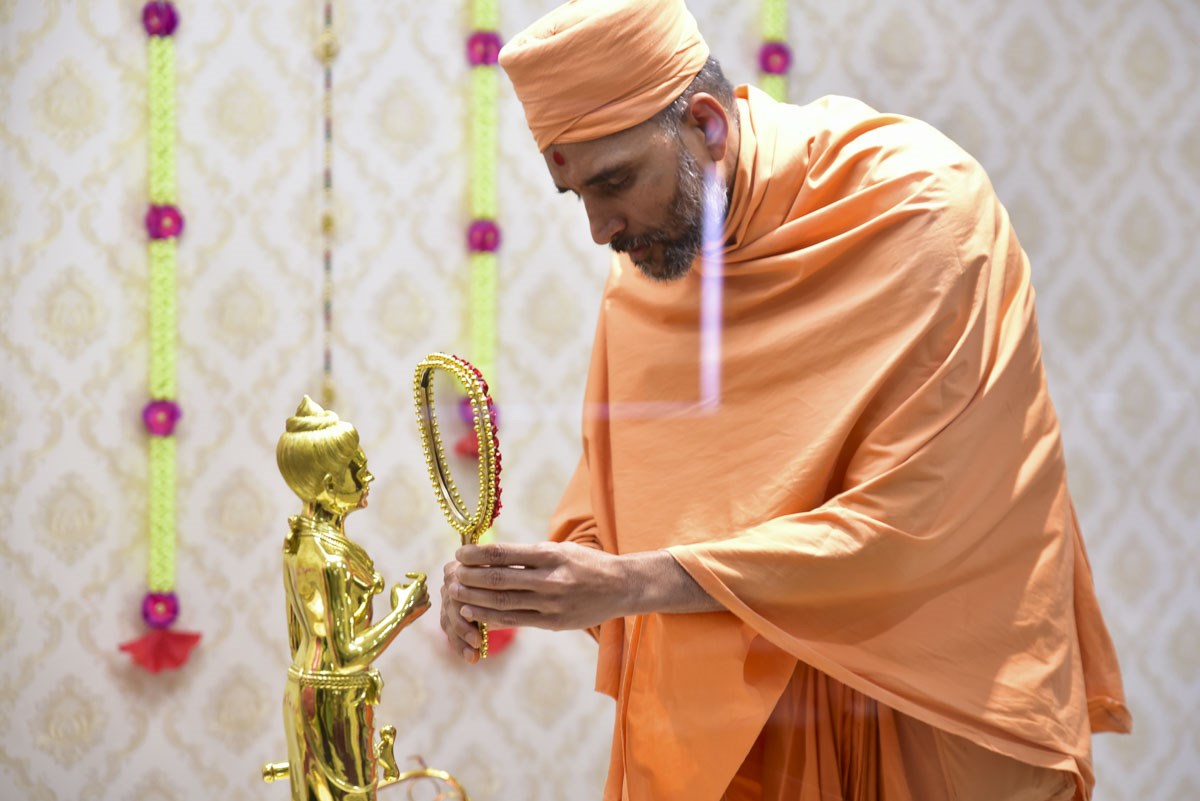 Paramchintan Swami performs the consecration rituals
