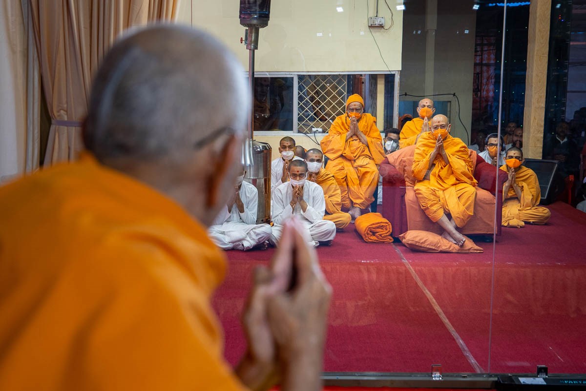Senior sadhus, sadhus and sadhaks doing darshan of Swamishri