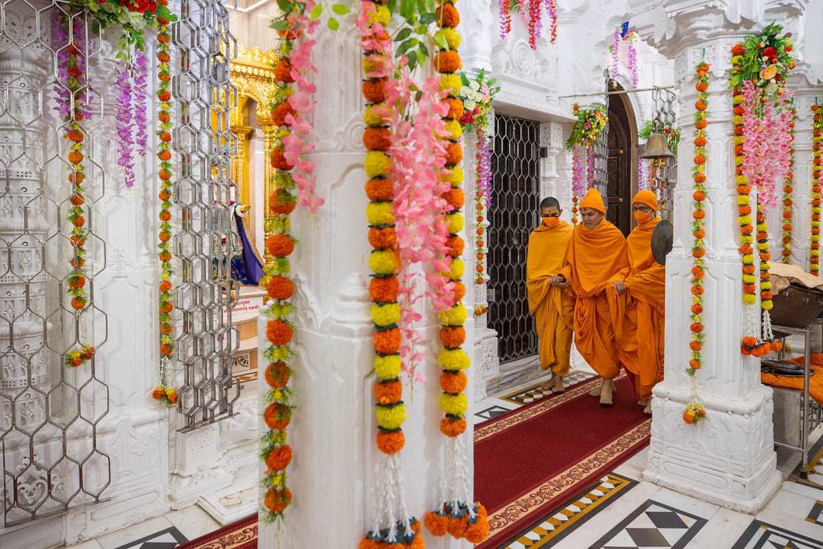 Swamishri after the darshan of Shri Ghanshyam Maharaj