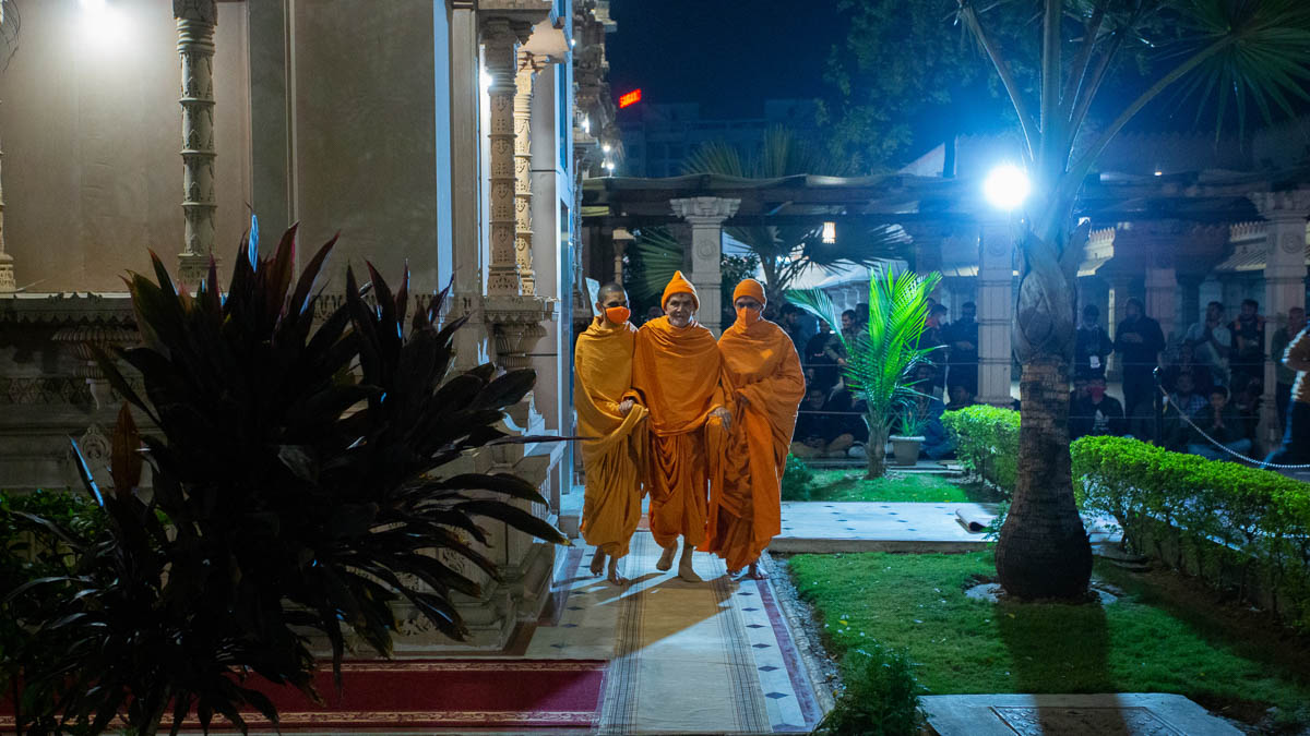 Swamishri on his way for darshan in the Abhishek Mandap
