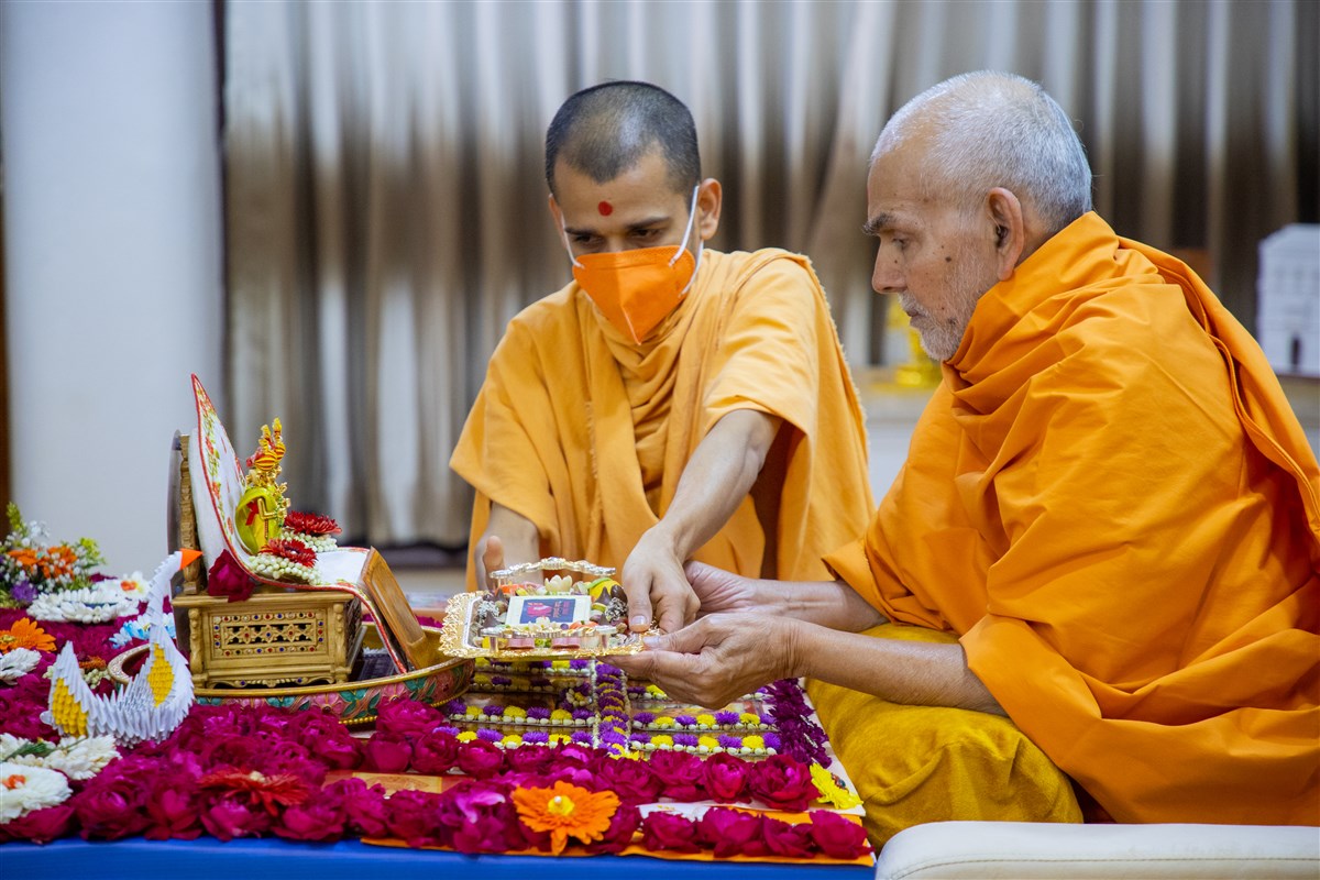 Swamishri offers thal to Shri Akshar-Purushottam Maharaj 