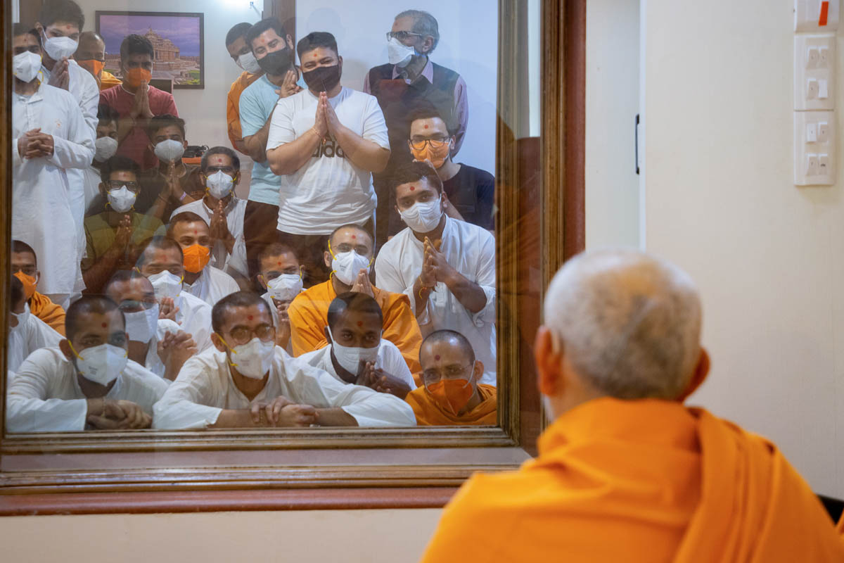Sadhus, sadhaks and devotees doing darshan of Swamishri