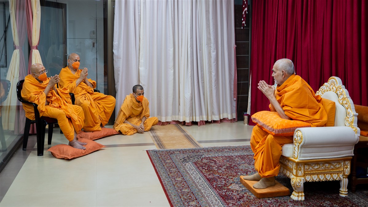 Pujya Tyagvallabh Swami and Pujya Viveksagar Swami doing darshan of Swamishri