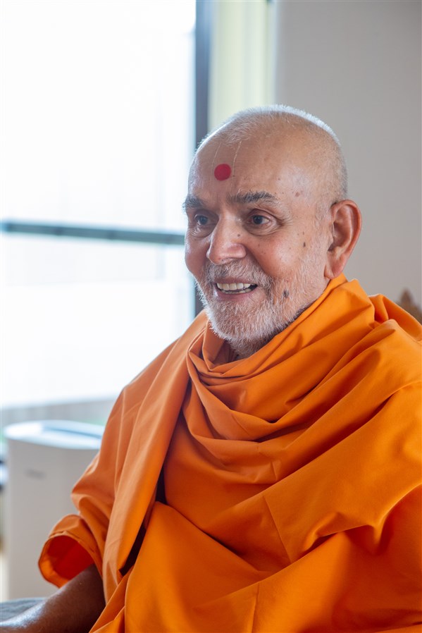 Swamishri in conversation 