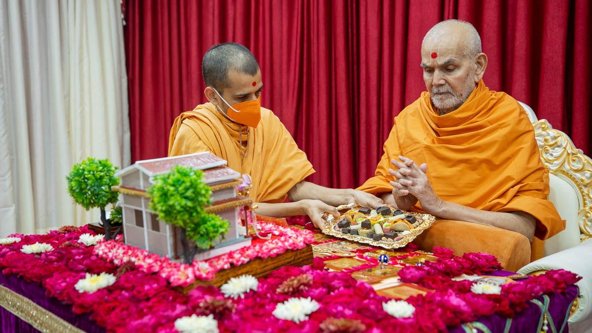 Thal offered to Brahmaswarup Pramukh Swami Maharaj