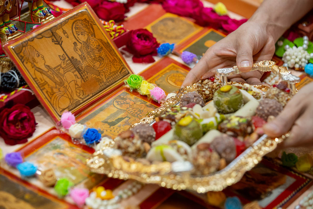 Thal offered to Shri Akshar-Purushottam Maharaj