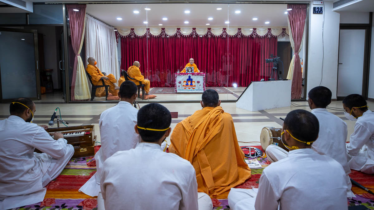 Sadhus and sadhaks doing Swamishri's puja darshan
