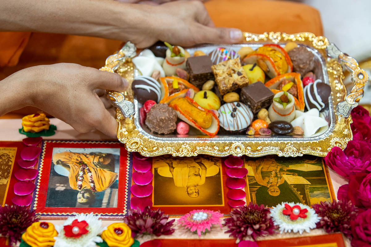 Thal offered to Shri Guru Parampara