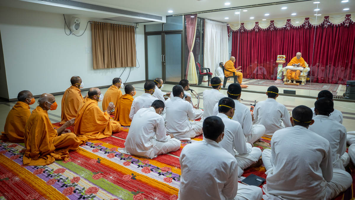 Sadhus and sadhaks doing Swamishri's puja darshan