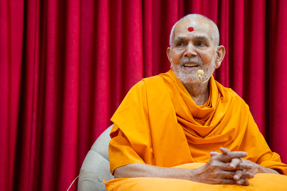 Swamishri in a divine, jovial mood before the afternoon assembly