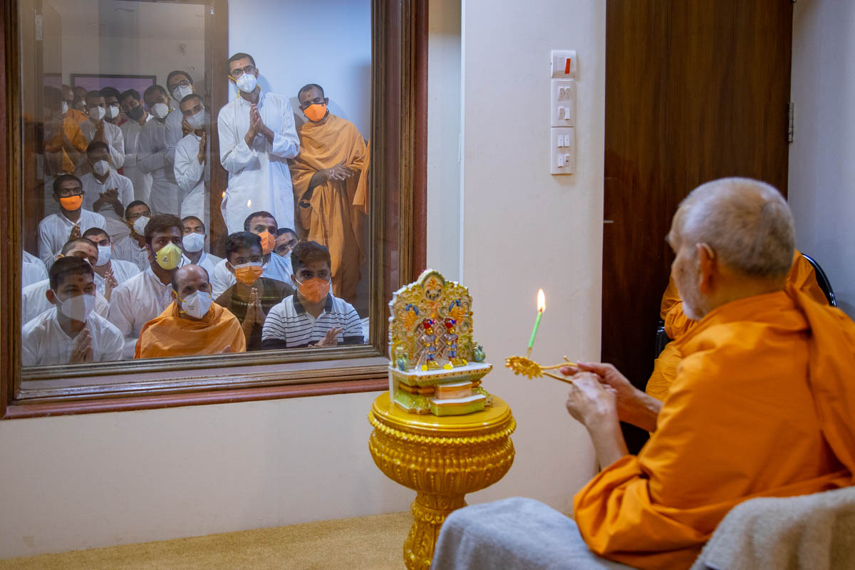 Sadhus, sadhaks and devotees doing darshan of the arti