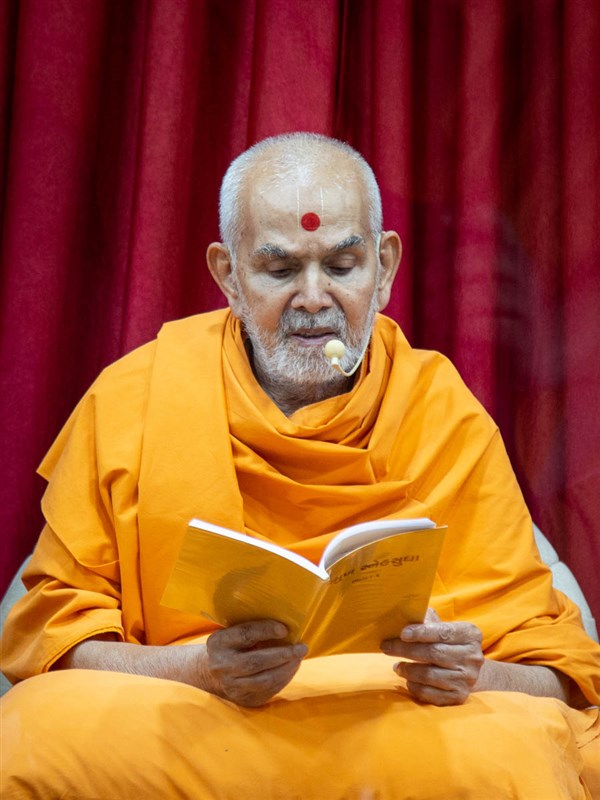 Swamishri blesses during the afternoon assembly