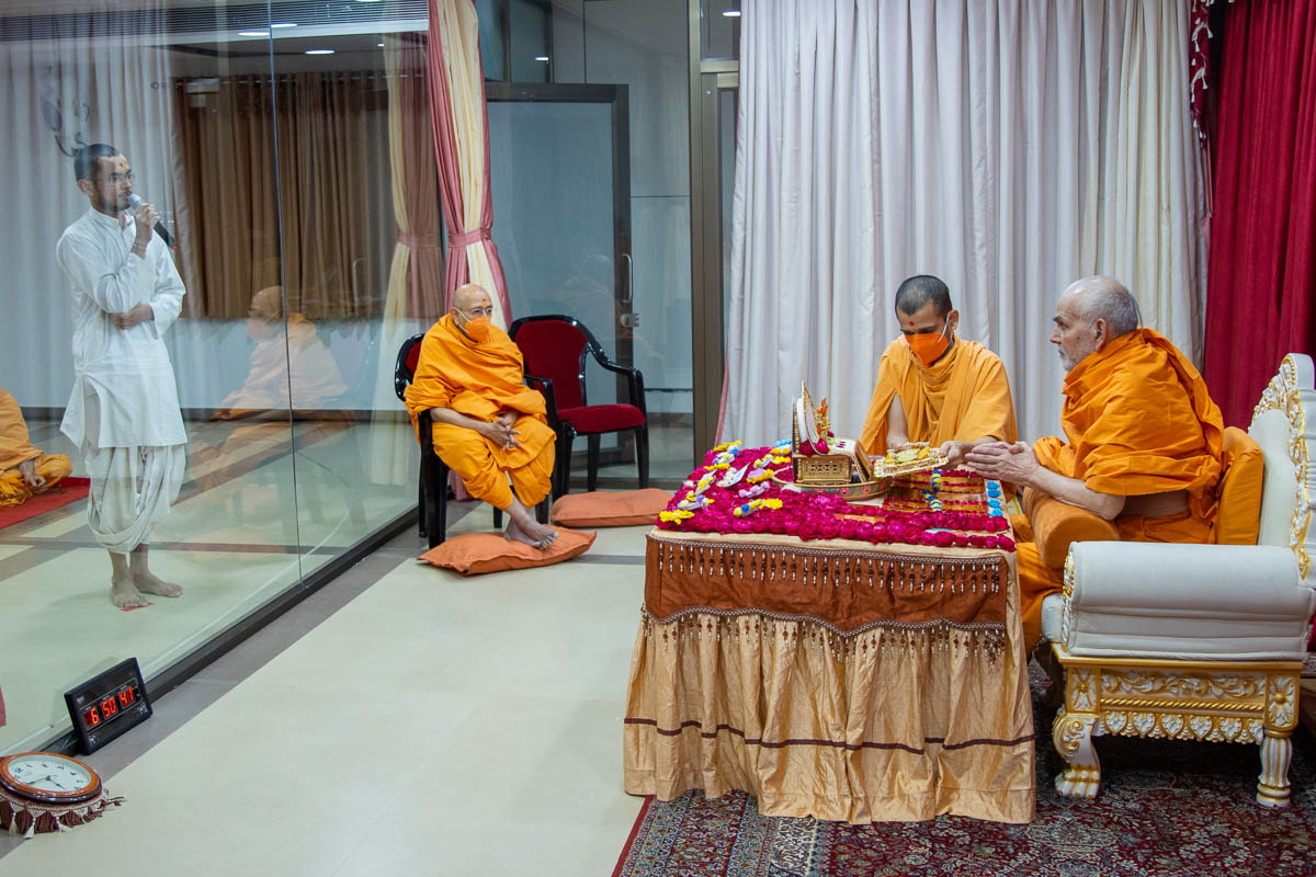 A sadhak presents before Swamishri