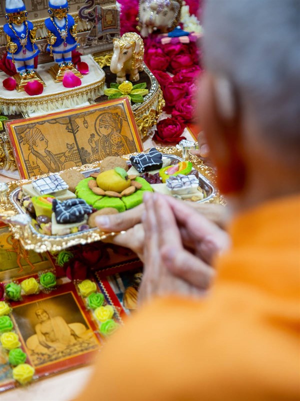 Thal offered to Shri Akshar-Purushottam Maharaj