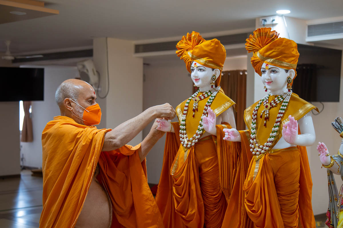 Pujya Viveksagar Swami ties nadachhadis to the murtis