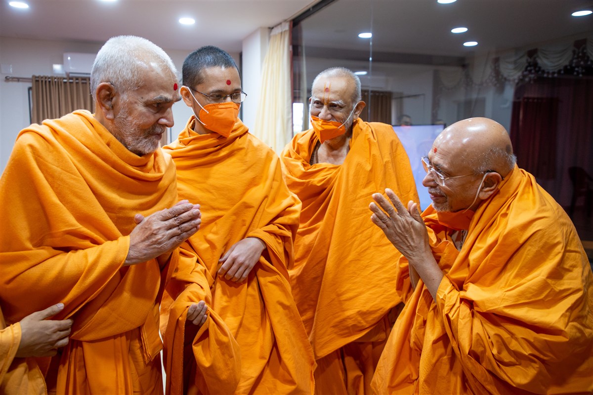 Swamishri greets Pujya Tyagvallabh Swami with folded hands