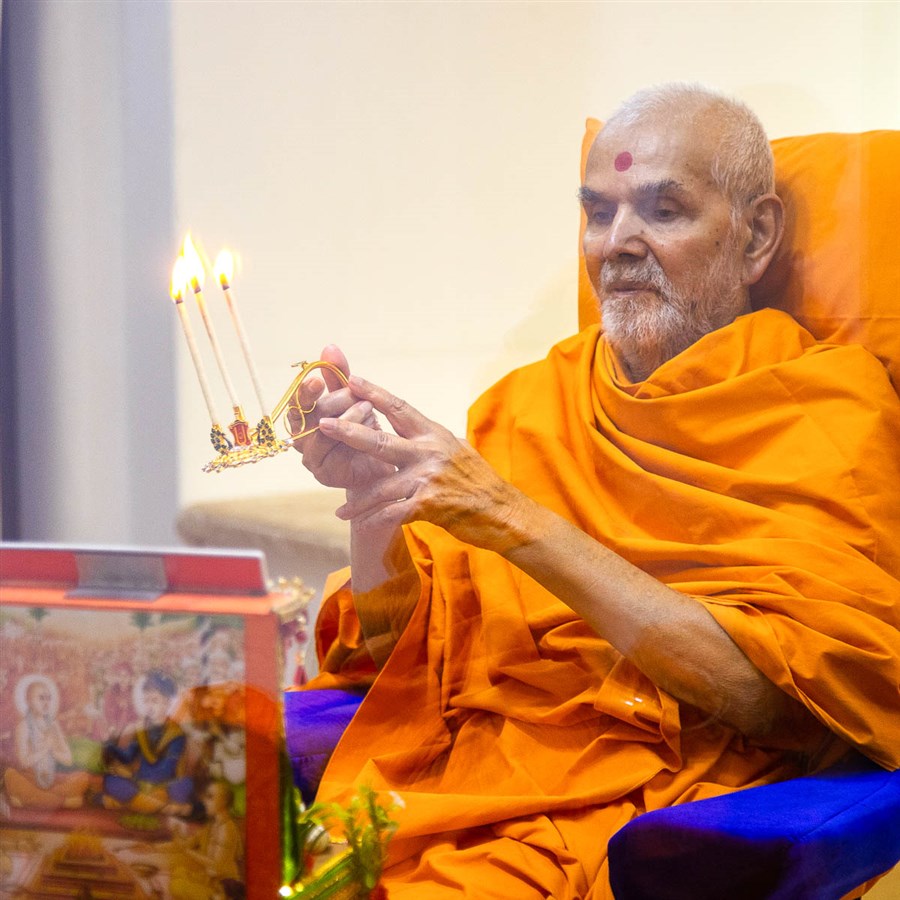 Param Pujya Mahant Swami Maharaj performs the evening arti
