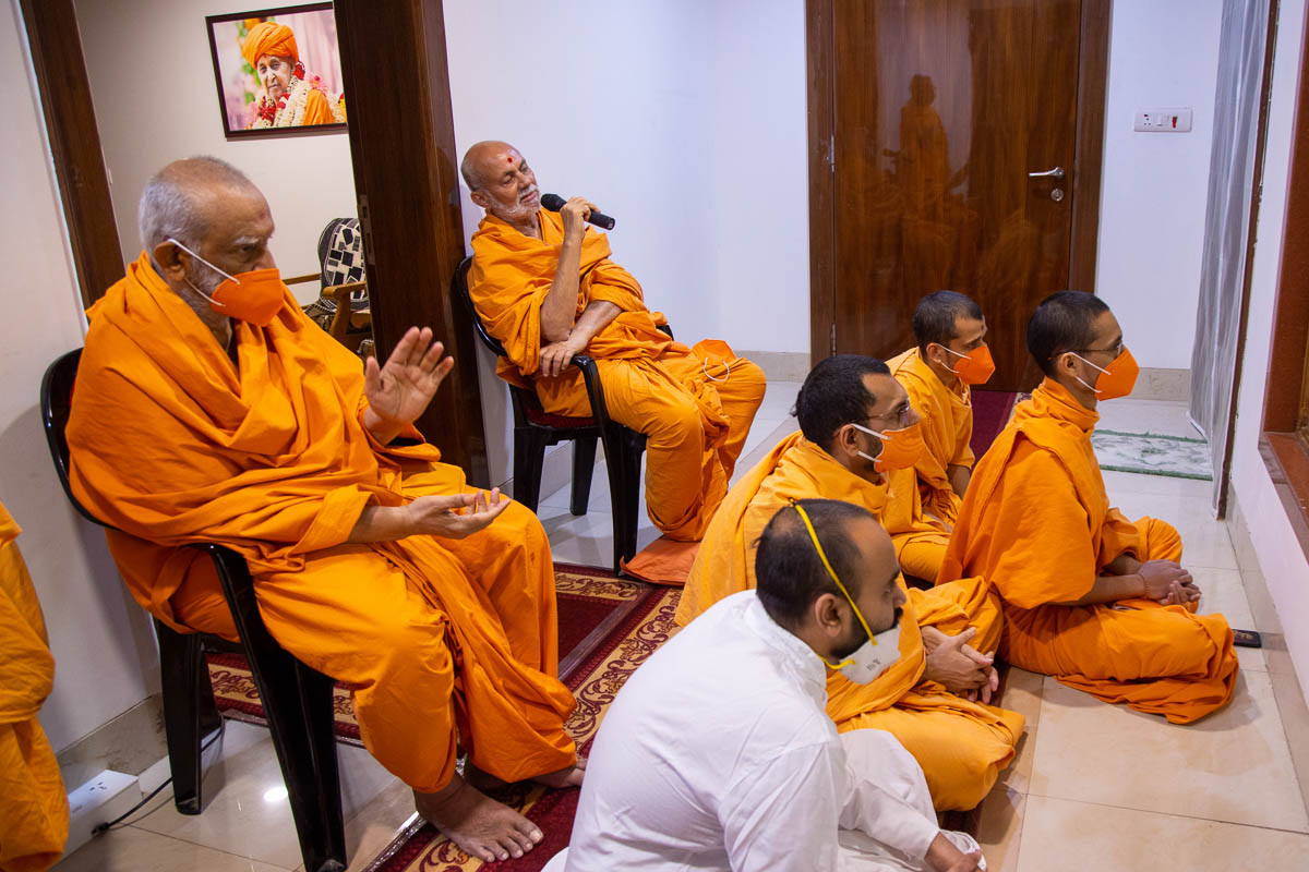 Pujya Viveksagar Swami and sadhus doing darshan of the arti