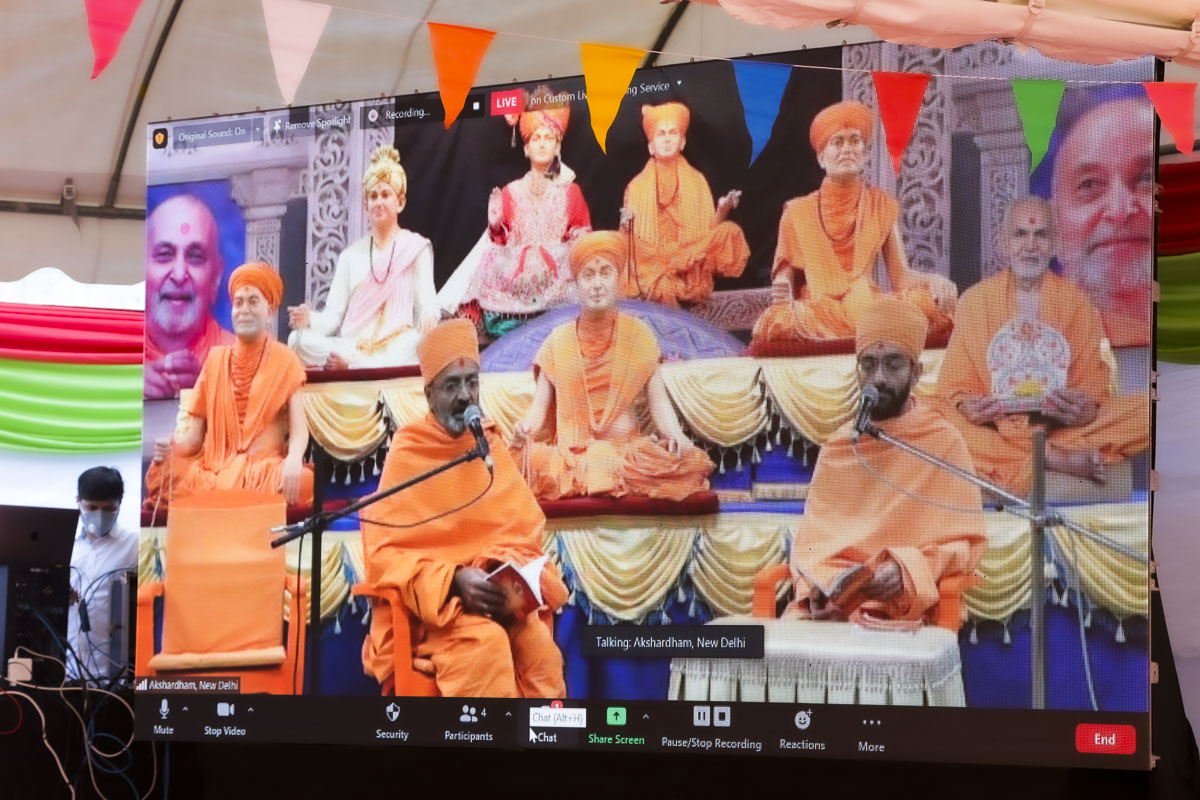 Munivatsal Swami and Prabhuvatsal Swami conduct the ceremony online from Akshardham, New Delhi