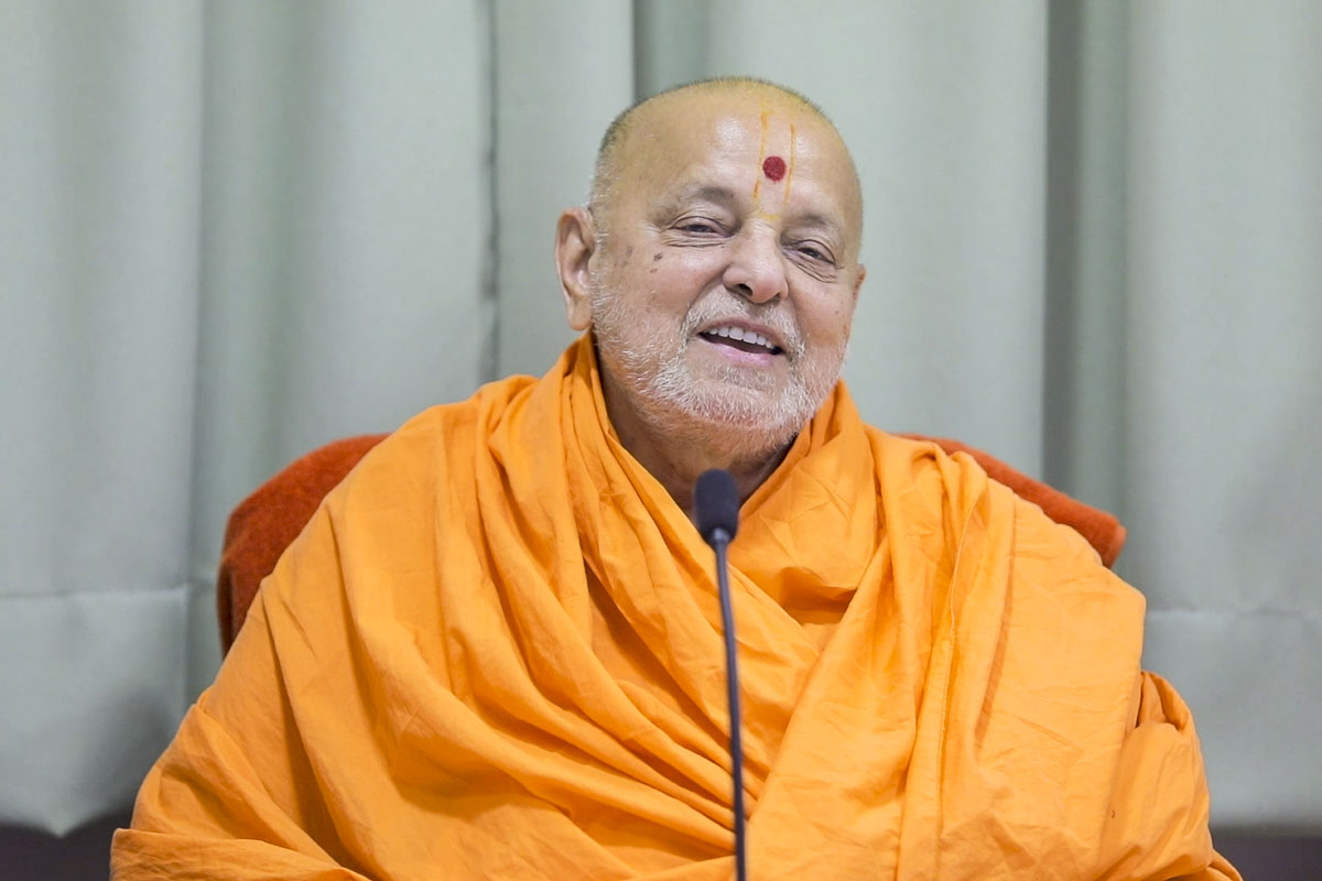 Pujya Ishwarcharan Swami addresses the devotees online from Atladara, India