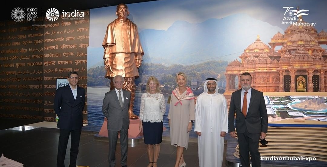 Consul General Dr. Aman Puri with King Carl XVI Gustaf of Sweden and the Swedish Delegation at the India Pavillion