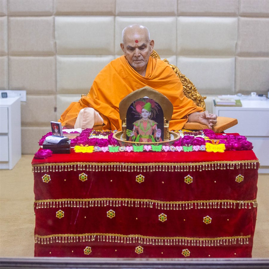 Param Pujya Mahant Swami Maharaj performs his daily puja