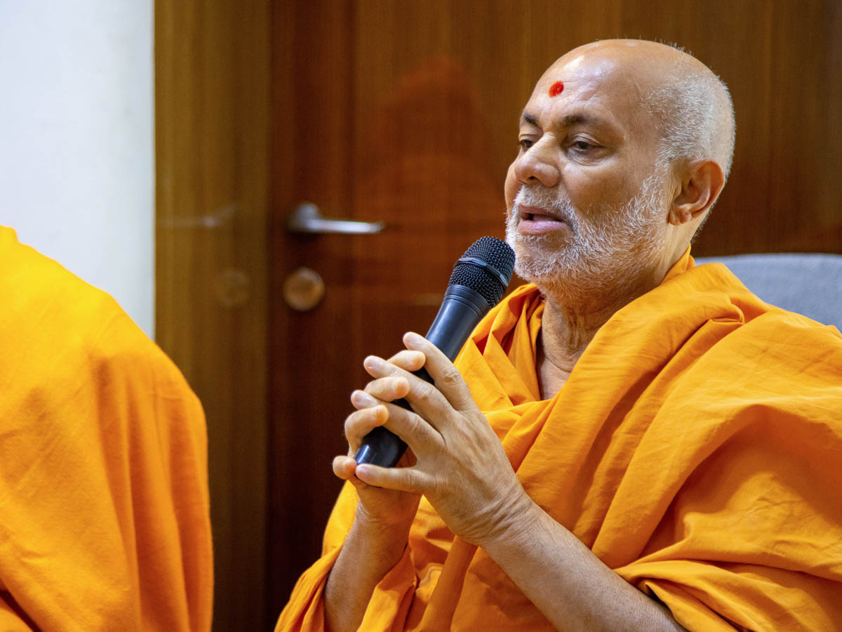 Pujya Viveksagar Swami sings a kirtan in Swamishri's daily puja