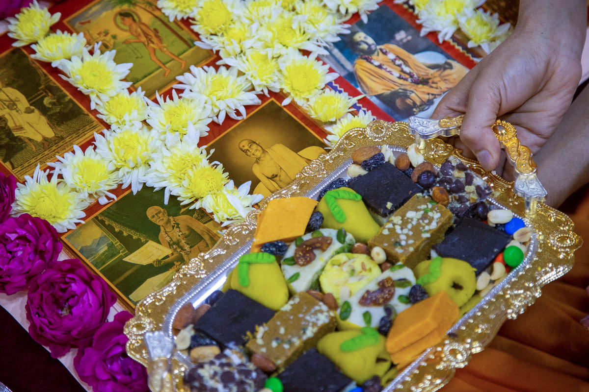 Thal is offered to Shri Guru Parampara