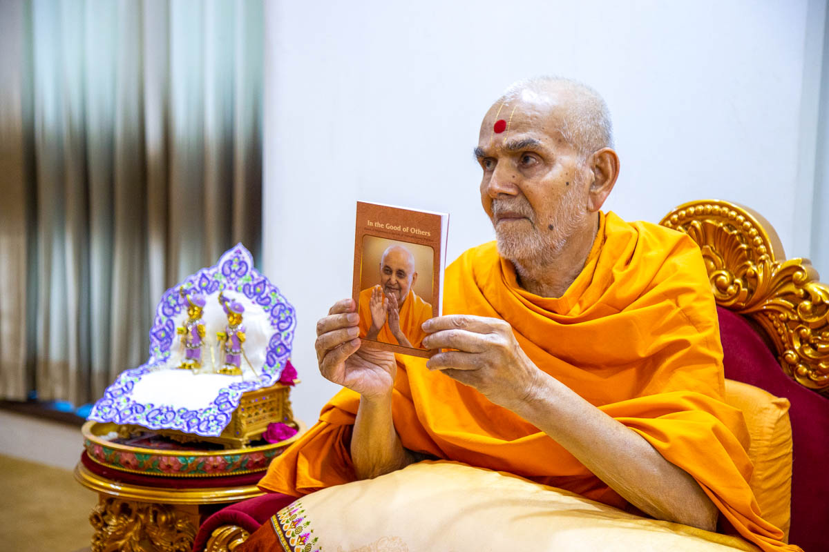 Swamishri inaugurates a new English print publication, 'In the Good of Others'