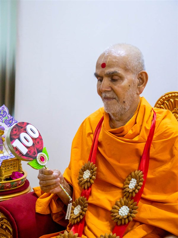 Swamishri sanctifies a chhadi